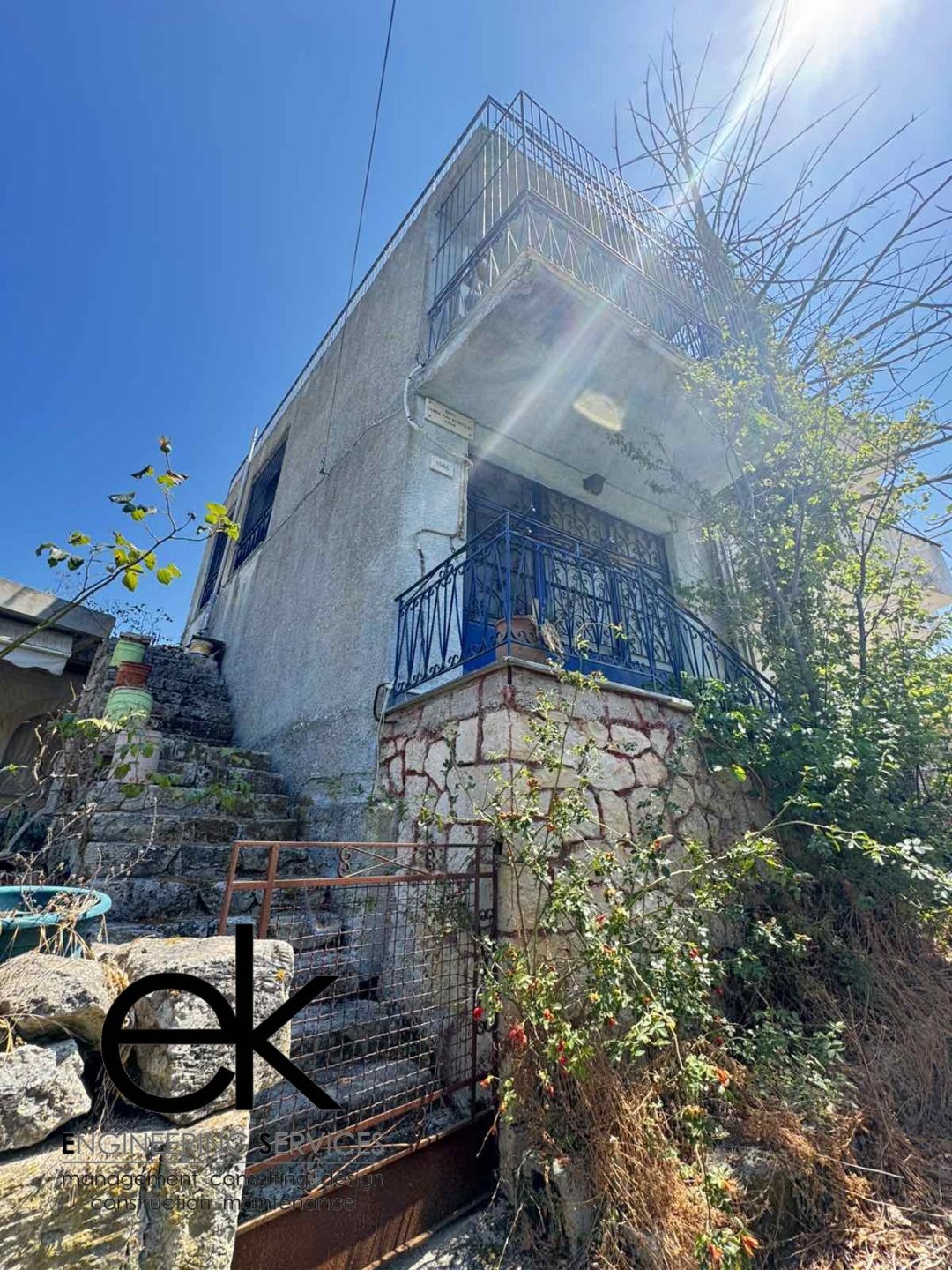Παραδοσιακή Διώροφη Μονοκατοικία με Θέα στη Θάλασσα στα Καμιναράτα