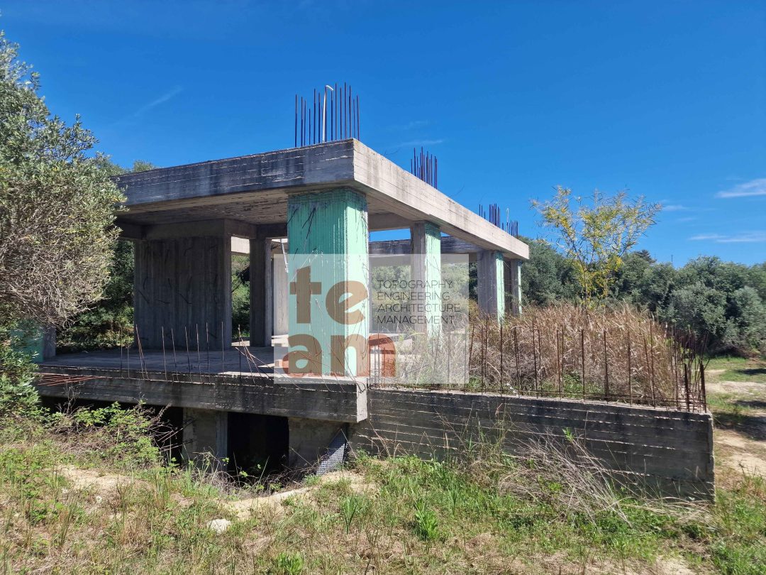 Ημιτελής κατοικία με καταπληκτική θέα στο νησί του Δία – Κλείσματα